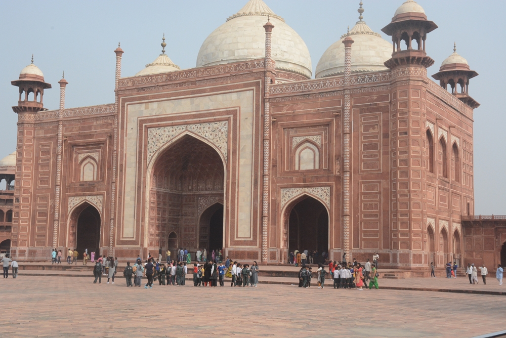 Từ bốn phía của Taj Mahal, mỗi phía lại có một quần thể tòa thành được xây dựng rất độc đáo.