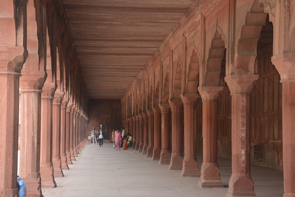 Hành lang dẫn vào càng khẳng định kiến trúc của người Ấn Độ xưa đạt đến độ tinh xảo.