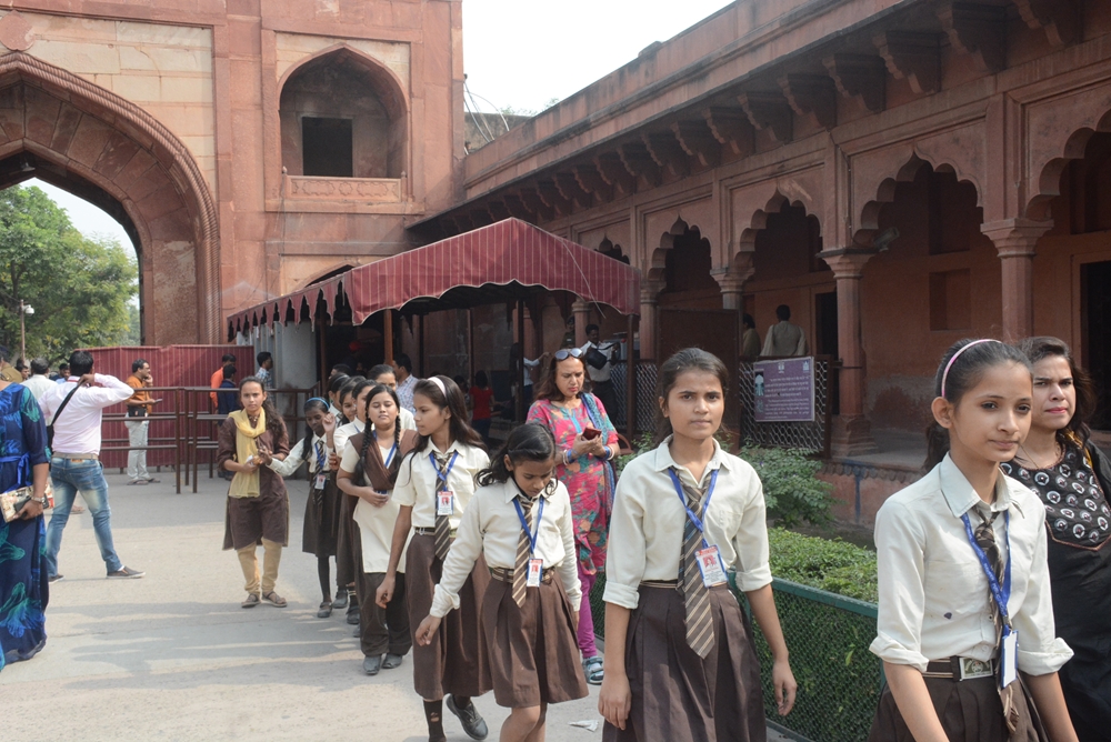 Rất đông du khách và người dân Ấn Độ đến thăm Taj Mahal mỗi ngày.