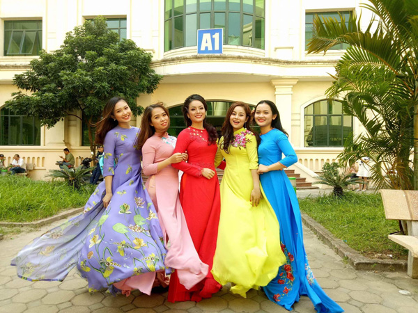 Sao Mai Tân Nhàn và học trò hát trong MV chào mừng Ngày Nhà giáo Việt Nam
