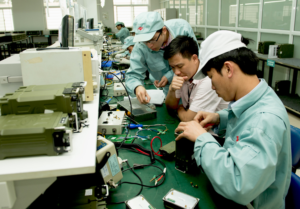 Không khí lao động miệt mài, nghiêm túc ở Xí nghiệp sản xuất thiết bị quân sự.