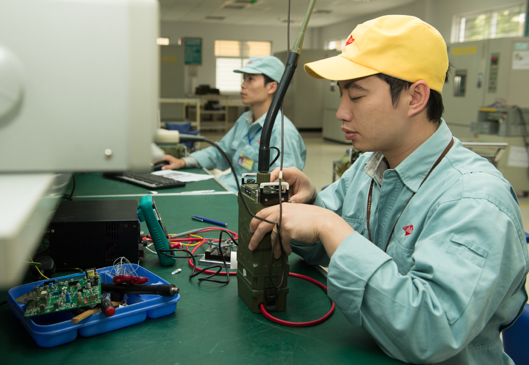 Nhanh nhẹn, chuẩn xác tại khu vực lắp ráp tổng hợp.