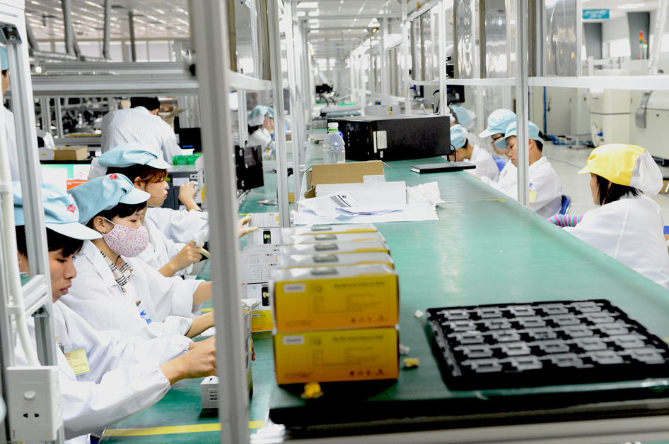 Cẩn thận, tỉ mỉ tại dây chuyền lắp ráp tay A1.