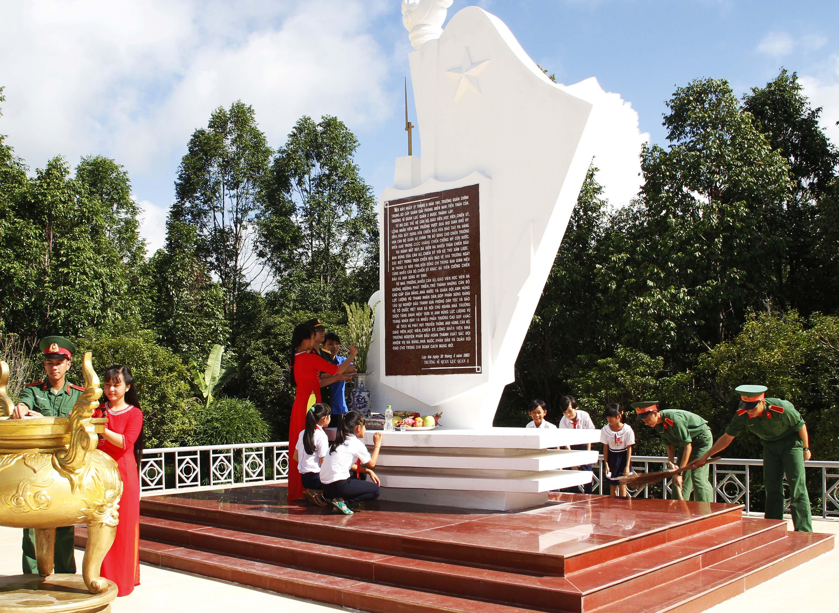  Trong gian khó, càng sáng tạo, trưởng thành 
