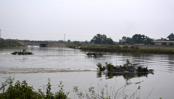 Xe Thiết giáp của Tiểu đoàn 47 vượt sông.