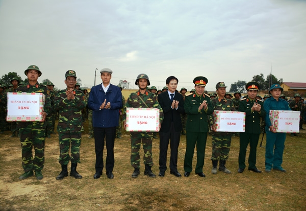Đại diện lãnh đạo TP Hà Nội và Bộ tư lệnh Thủ đô Hà Nội tặng quà động viên cán bộ, chiến sĩ tham gia diễn tập.