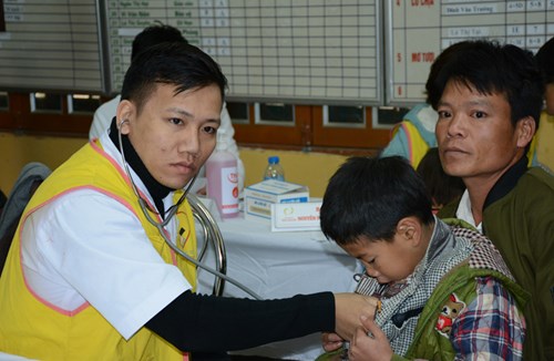 Hội bác sĩ tình nguyện, Ngân hàng MB phối hợp khám bệnh, cấp thuốc cho đồng bào Lóng Phiêng