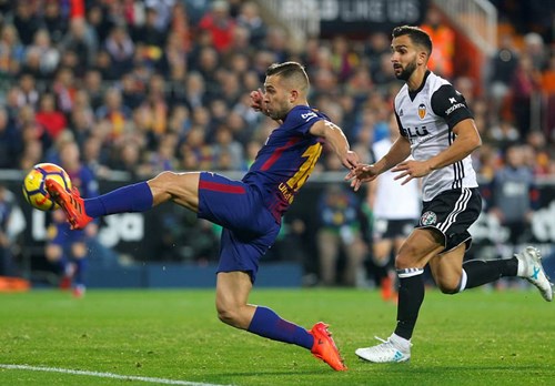 Barca bị Valencia cầm hòa, Real thắng nhọc nhằn Malaga