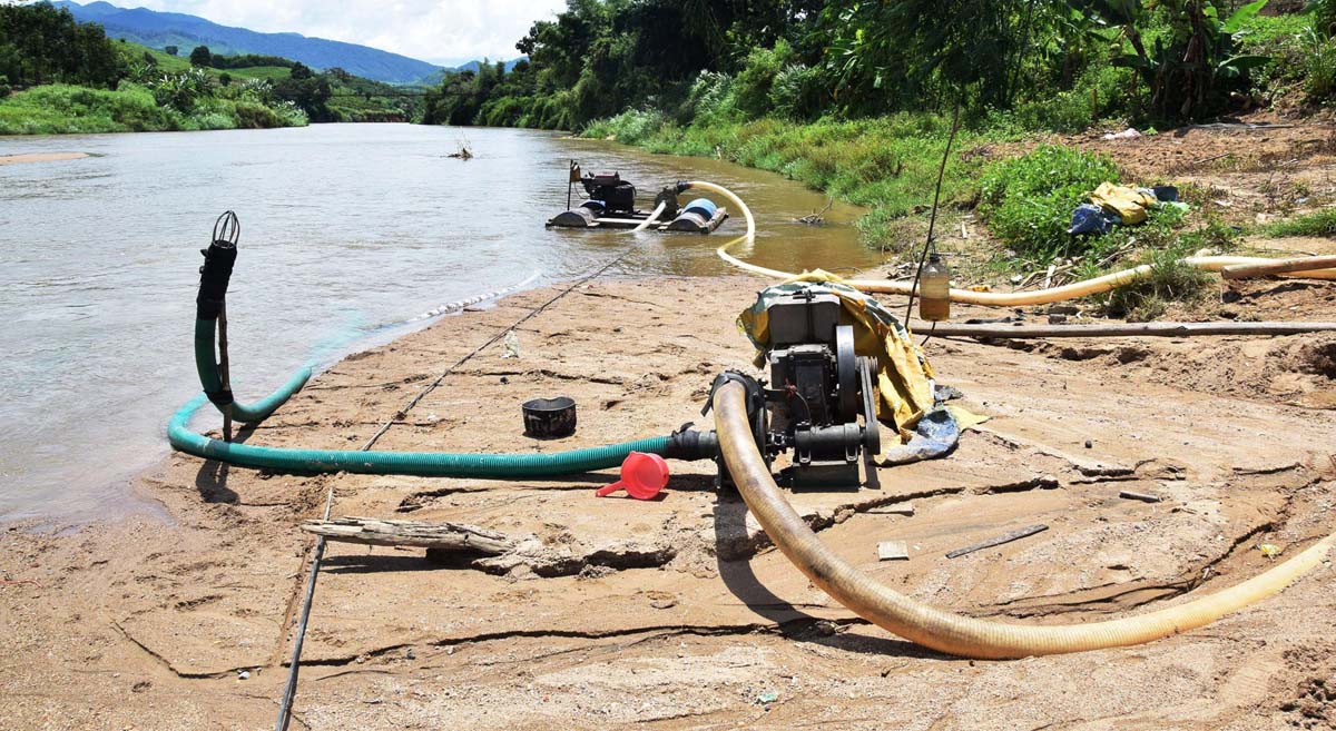 Chính quyền làm ngơ... cát tặc hoành hành?
