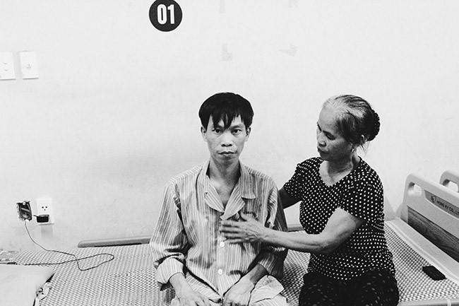 Xót xa hoàn cảnh người mẹ nghèo nuôi con và cháu nội bị bại não
