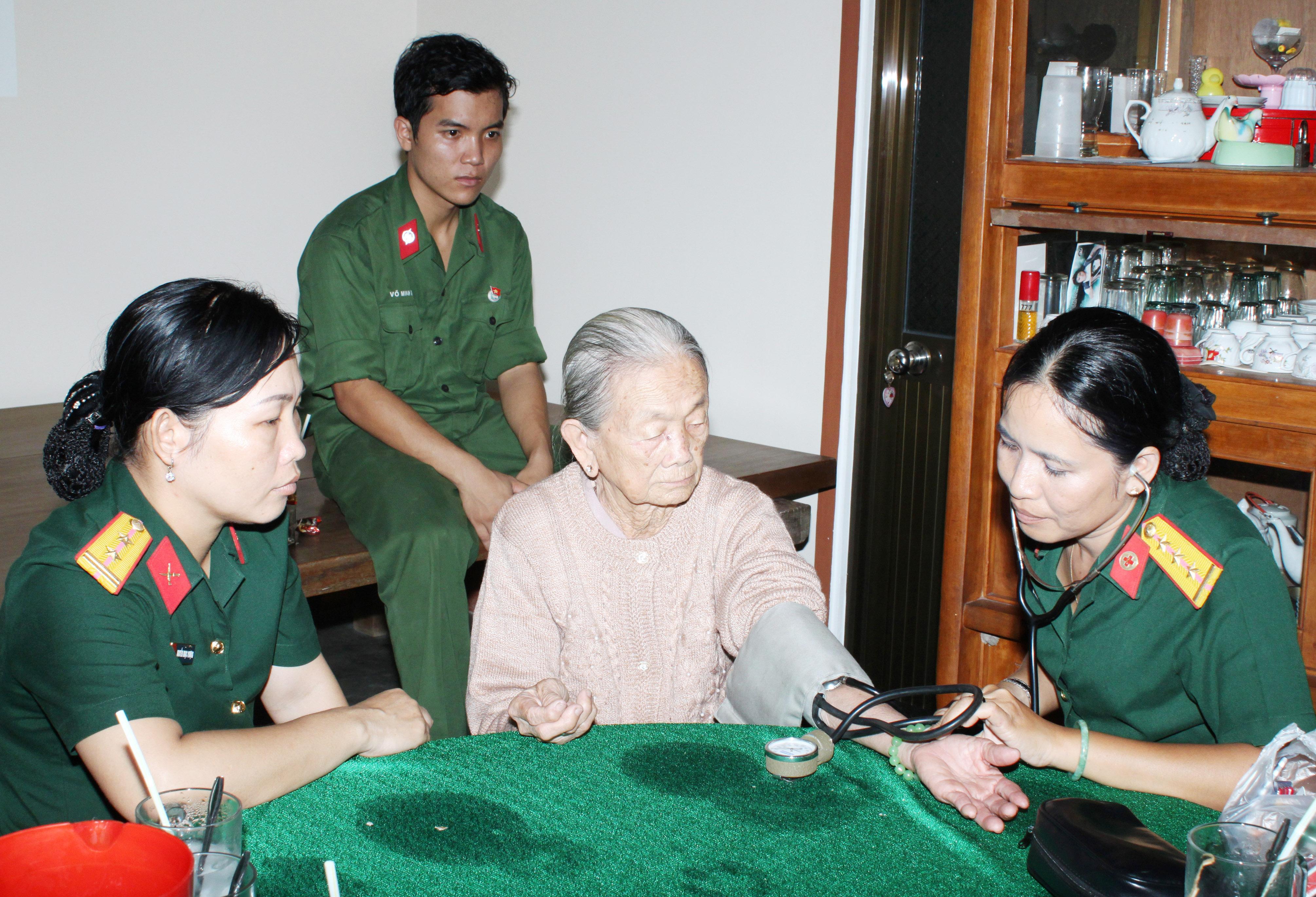 Giúp nhau bằng... mô hình công tác hội
