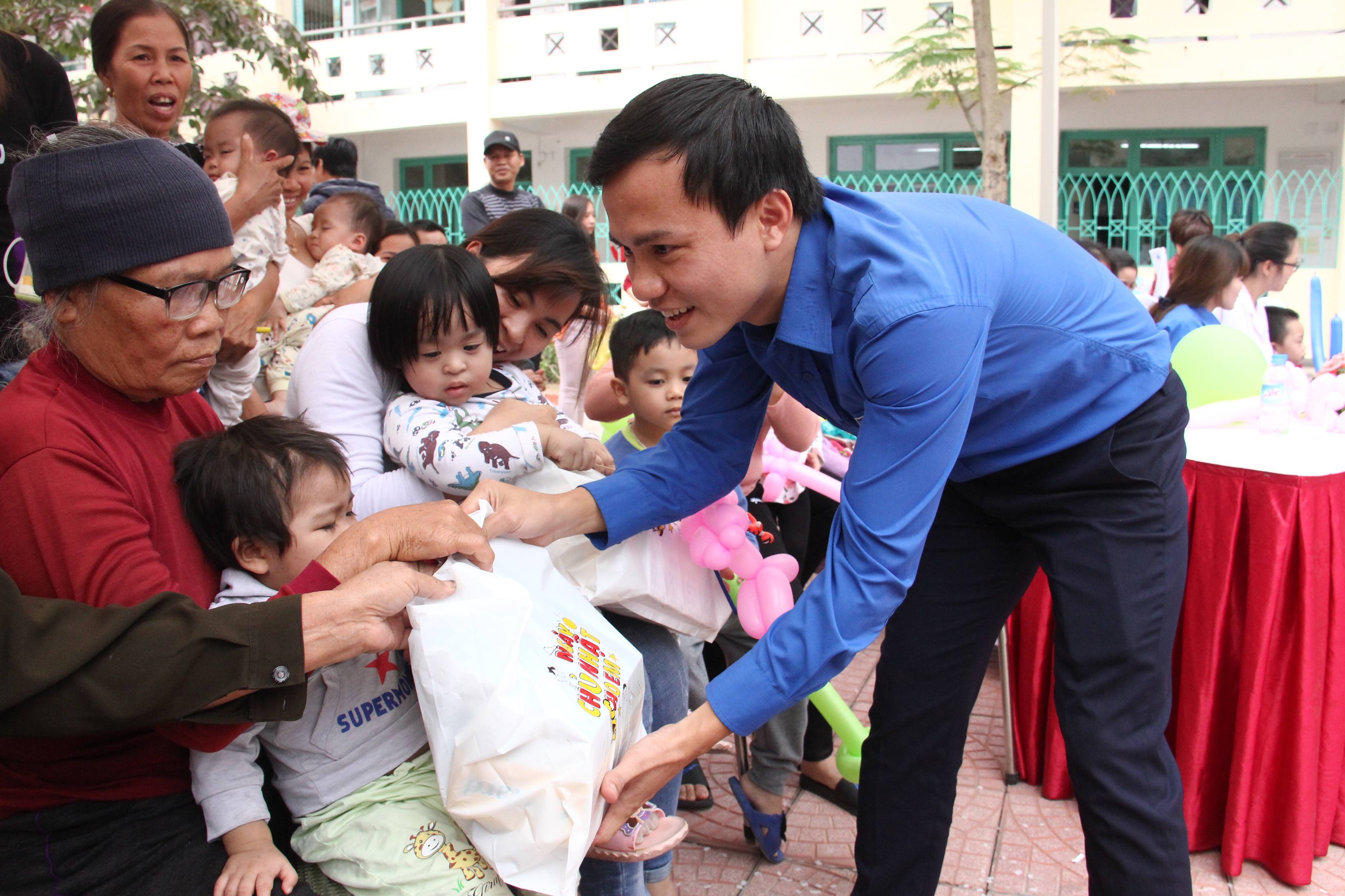 Trao quà cho các bệnh nhi có hoàn cảnh khó khăn tại Hải Phòng