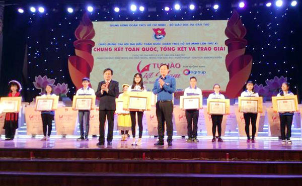 Trao giải Cuộc thi tìm hiểu lịch sử, văn hóa dân tộc “Tự hào Việt Nam” lần thứ II năm 2017
