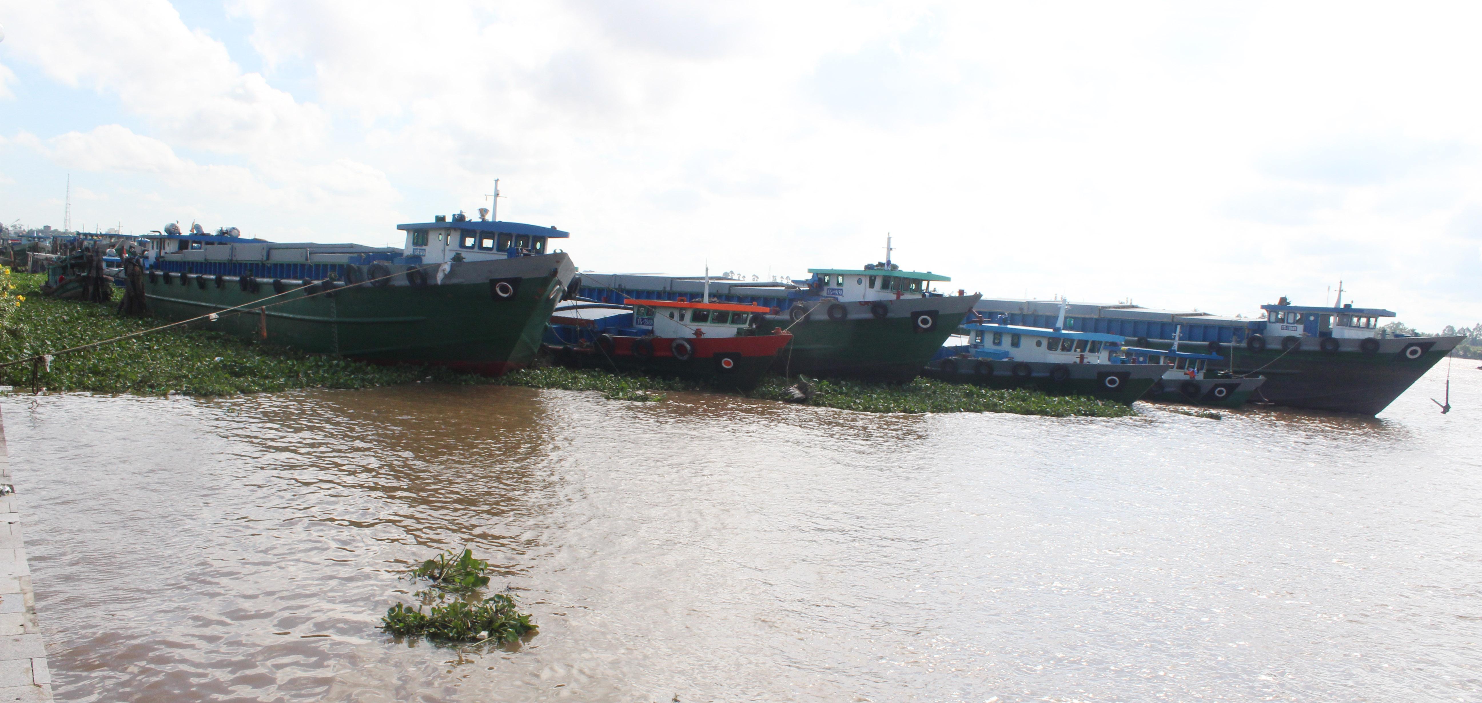 Nhiều hệ lụy từ bến thủy nội địa tự phát