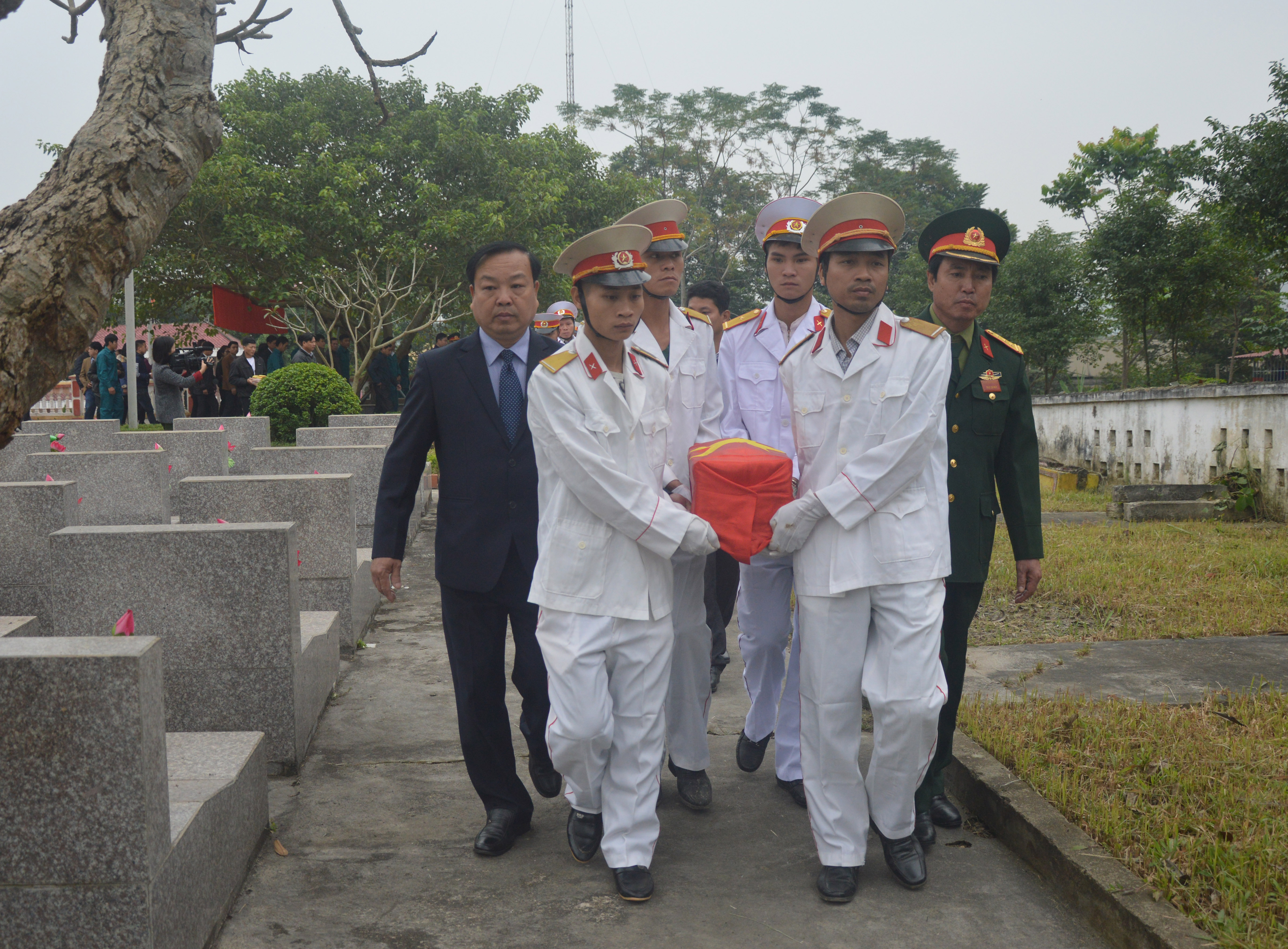 Ban chỉ đạo 1237 tỉnh Yên Bái phối hợp quy tập, truy điệu và an táng hài cốt 3 Liệt sĩ tại huyện Văn Yên