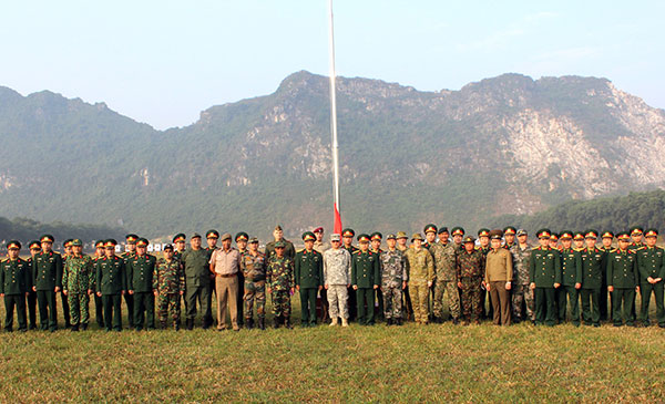 Tùy viên Quân sự các nước “đua tài” bắn súng

