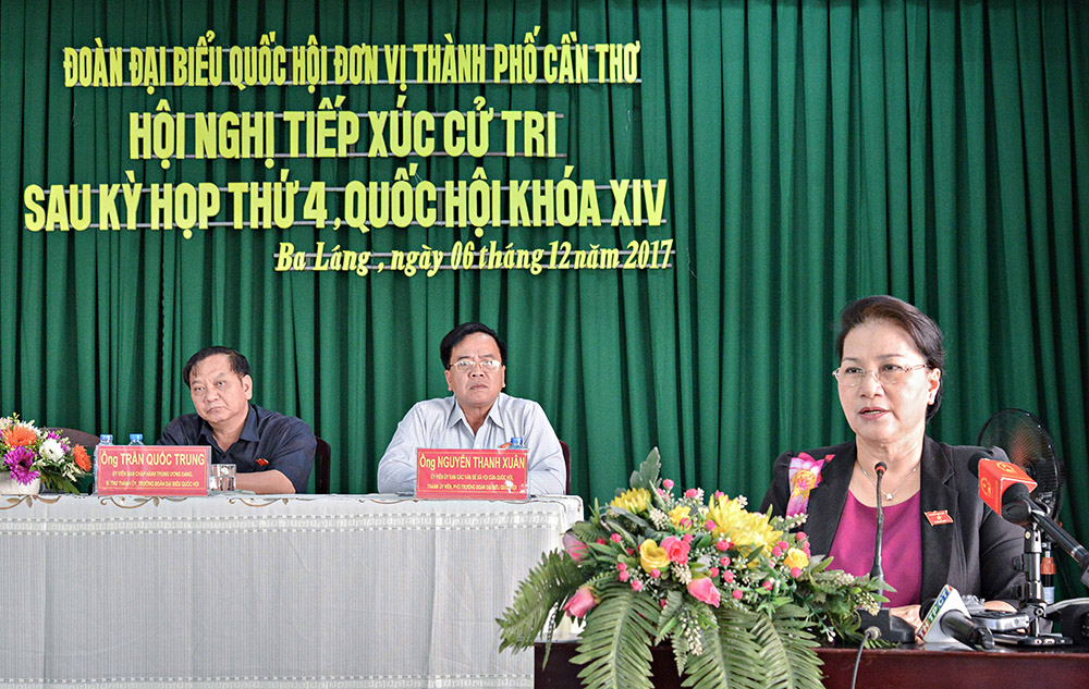 Chủ tịch Quốc hội Nguyễn Thị Kim Ngân tiếp xúc cử tri hai quận Cái Răng, Ninh Kiều của TP Cần Thơ