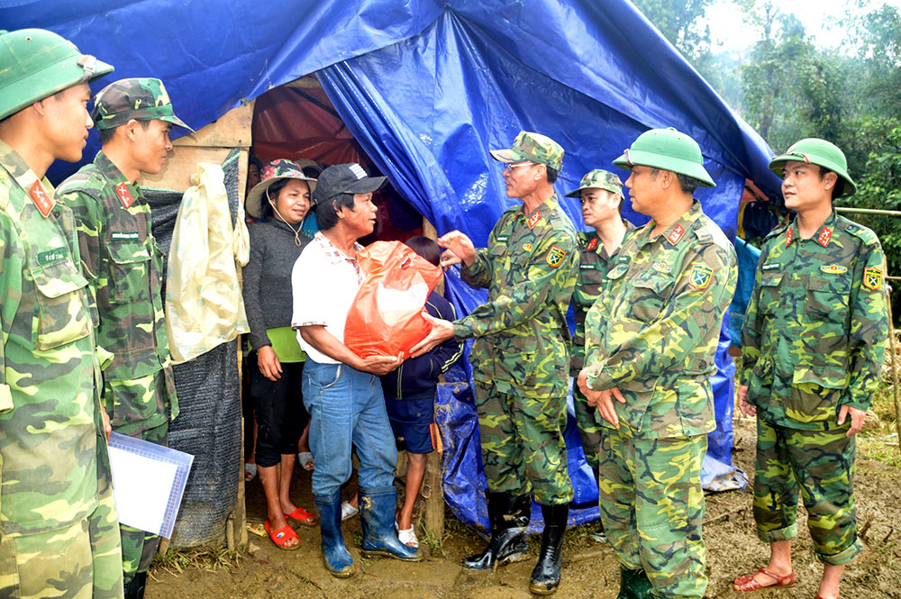 Tặng quà các gia đình khó khăn tại Khu tái định cư Khe Chữ (Nam Trà My, Quảng Nam)

