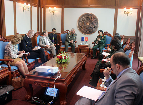 Đại tướng Mikhail Kostarakos, Chủ nhiệm Ủy ban Quân sự Liên minh châu Âu thăm Trung tâm GGHB Việt Nam 