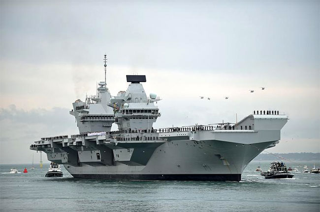 Tàu sân bay HMS Queen Elizabeth chính thức vào biên chế Hải quân Anh