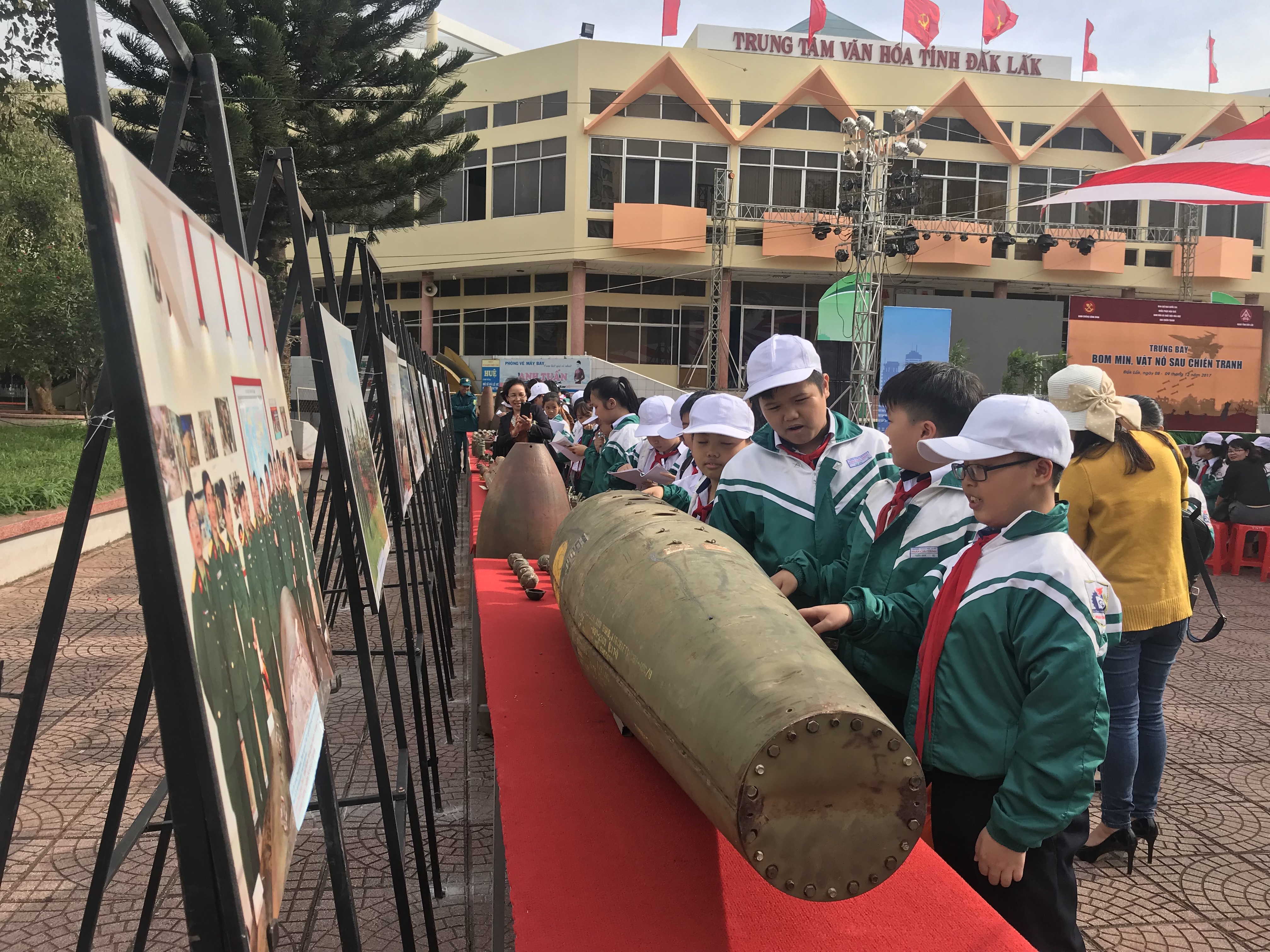 Trưng bày “Chung tay khắc phục hậu quả bom mìn, vật nổ sau chiến tranh vì cuộc sống bình yên”