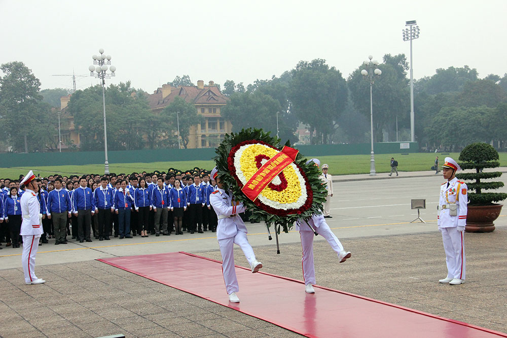 Các đại biểu dự Đại hội Đoàn toàn quốc lần thứ XI vào Lăng viếng Chủ tịch Hồ Chí Minh