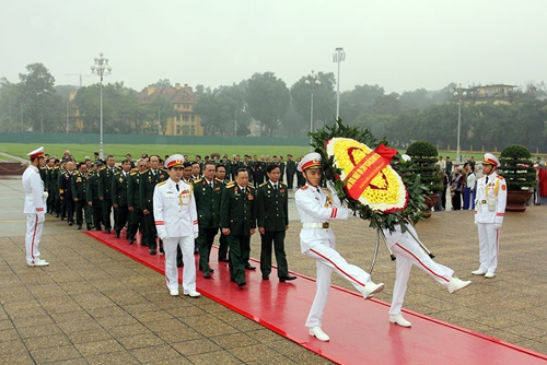 Đoàn đại biểu dự Đại hội Cựu chiến binh toàn quốc lần thứ VI vào Lăng viếng Chủ tịch Hồ Chí Minh
