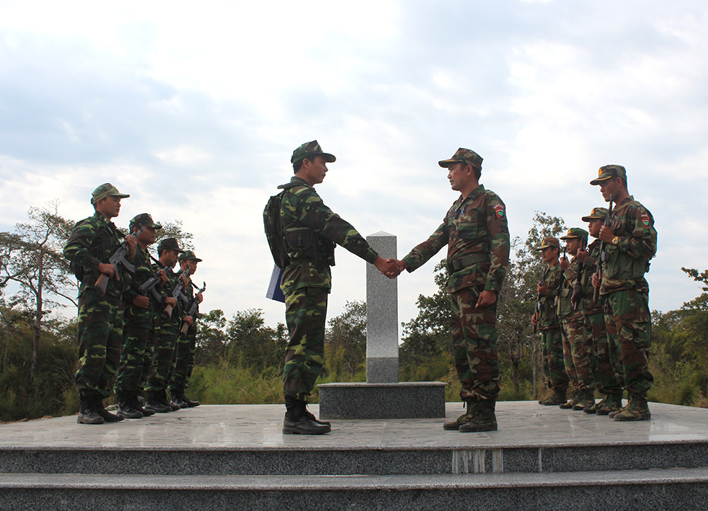 Đồn Biên phòng Cửa khẩu Đắk Ruê phối hợp tuần tra song phương bảo vệ biên giới