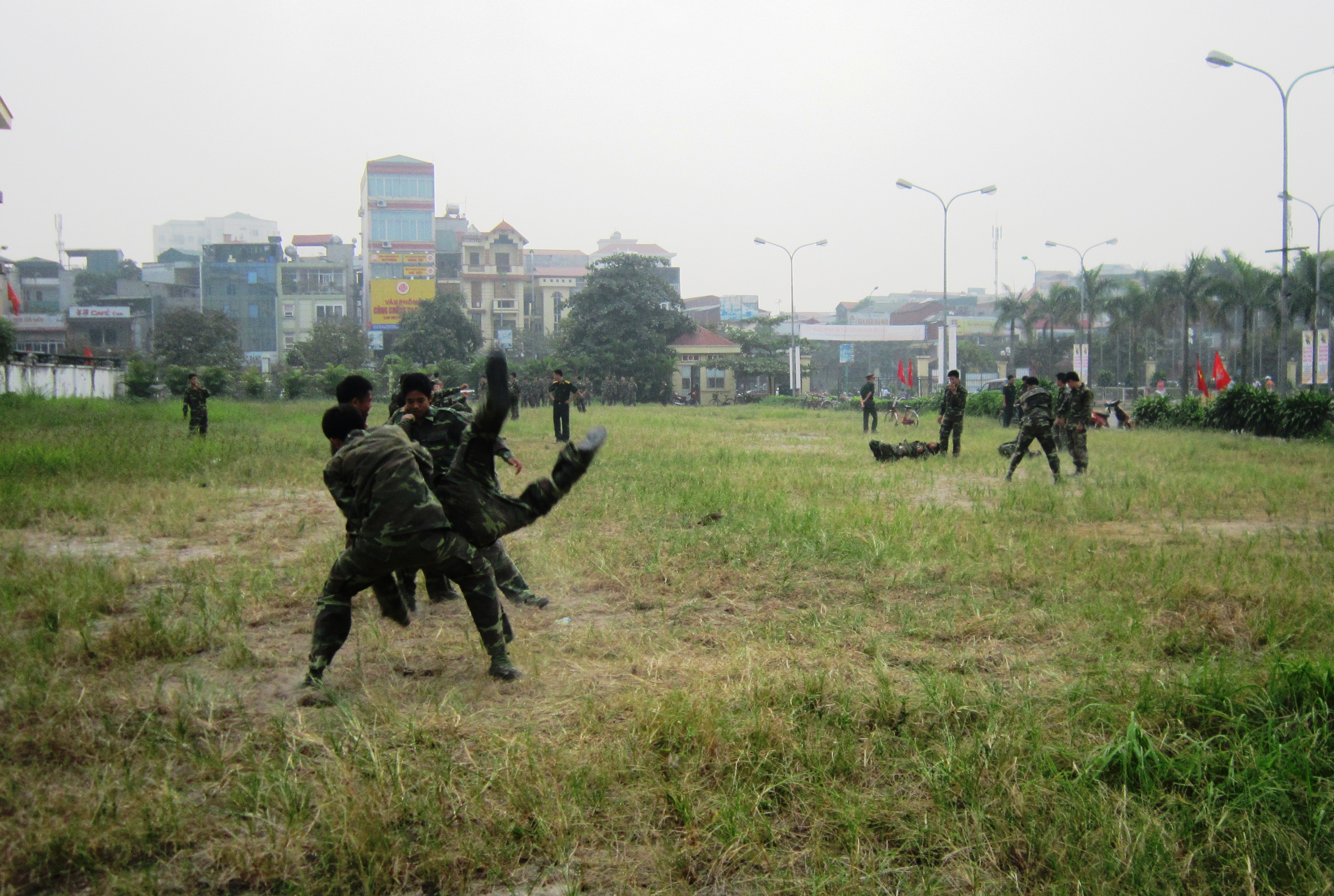 Luyện tập võ đánh đối kháng.
