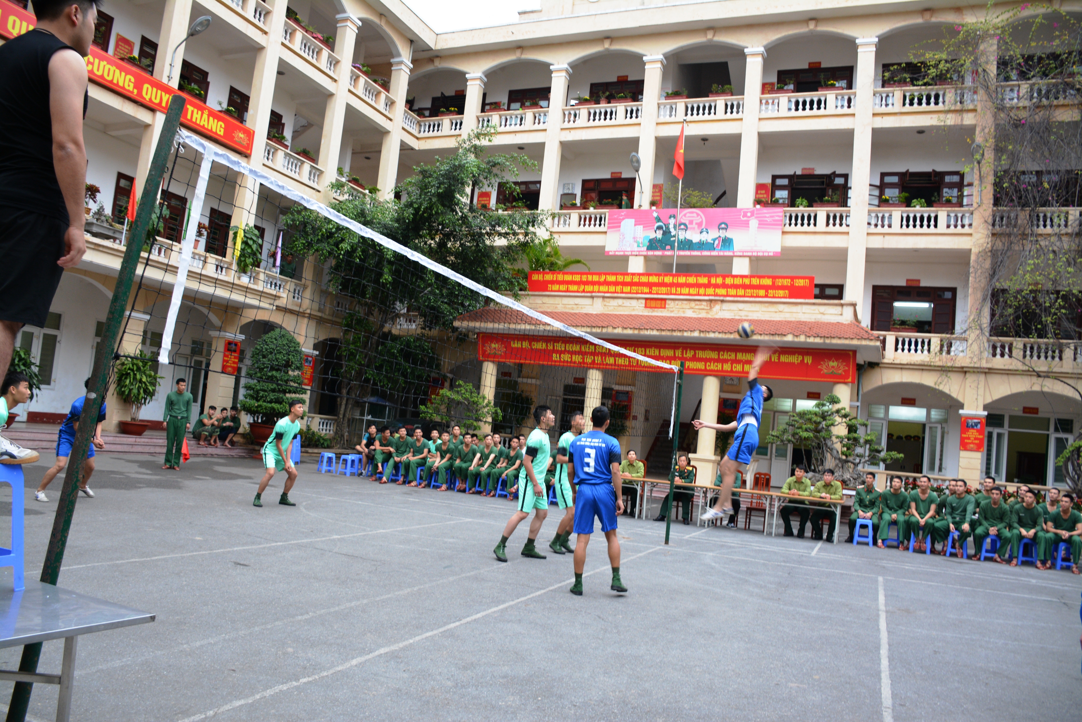 Đánh bóng chuyền.