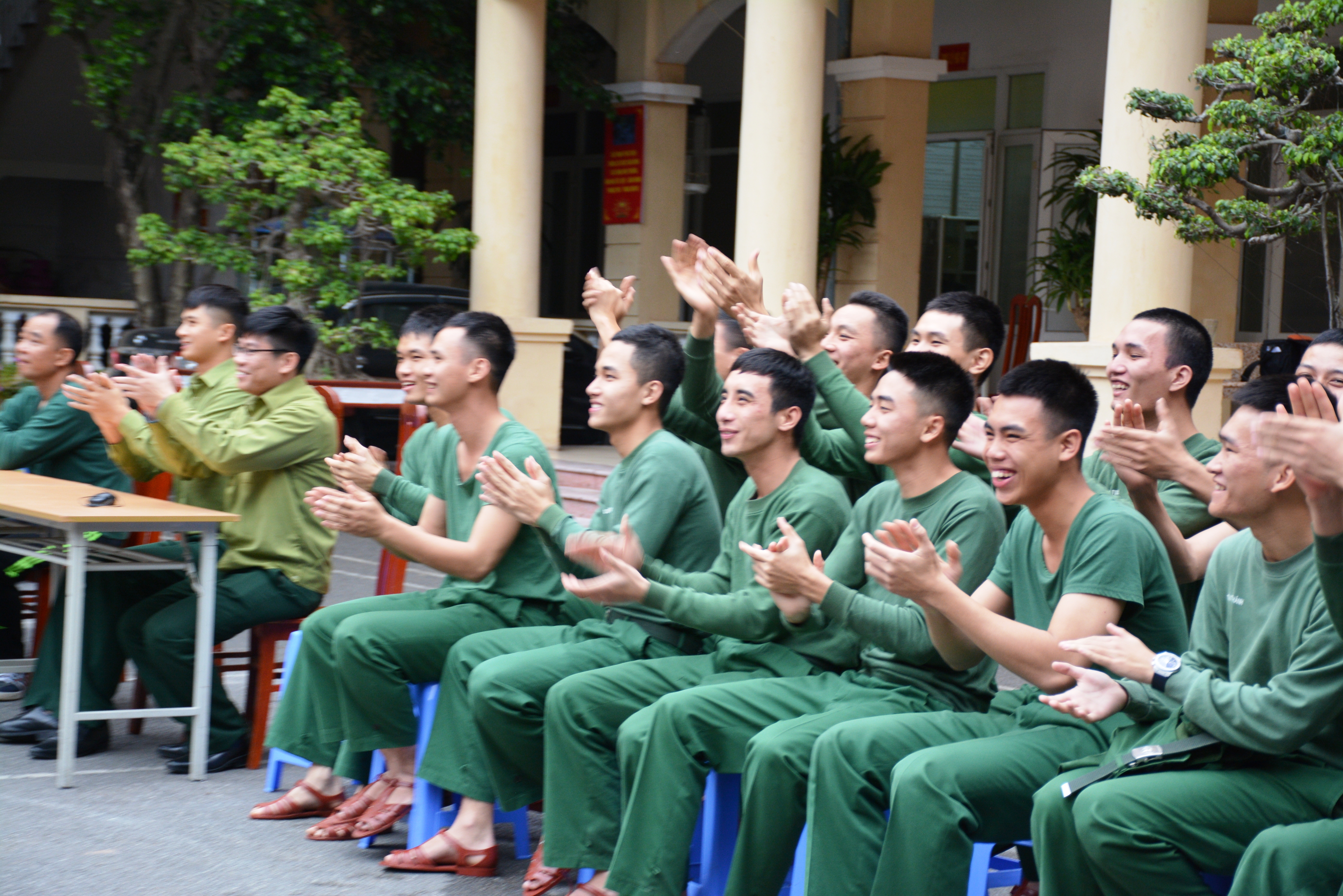 Cán bộ, chiến sĩ cổ vũ bóng chuyền.