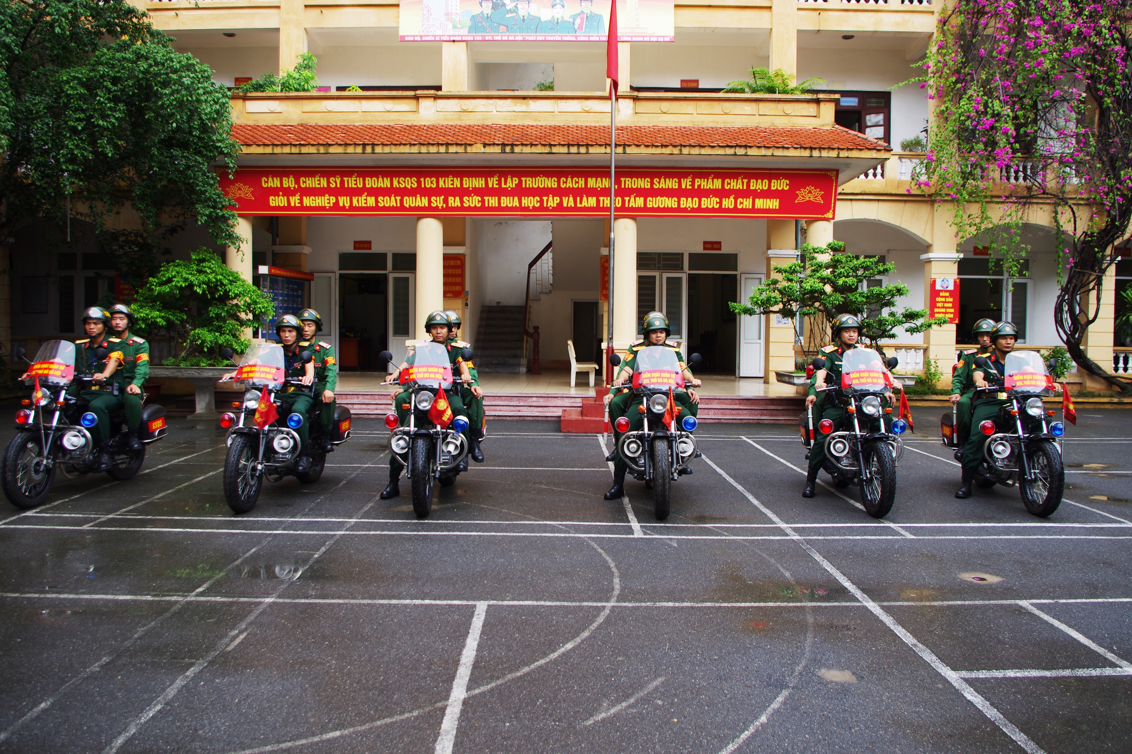 Các tổ KSQS chuẩn bị xuất phát thực hiện nhiệm vụ.