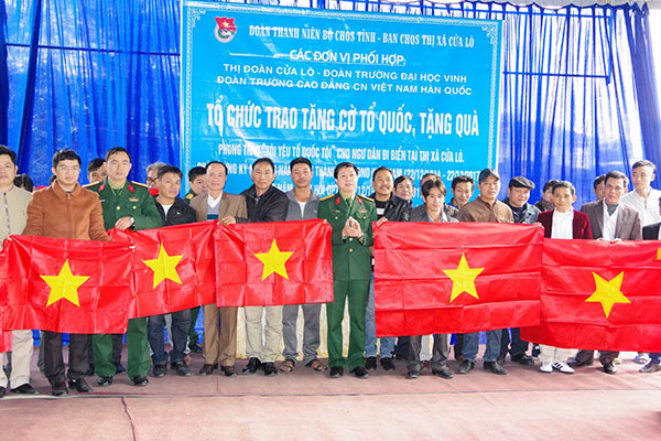 Tặng cờ Tổ quốc, quà cho ngư dân thị xã Cửa Lò