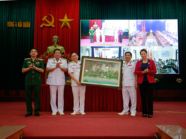 Chủ tịch Quốc hội Nguyễn Thị Kim Ngân thăm các đơn vị hải quân
