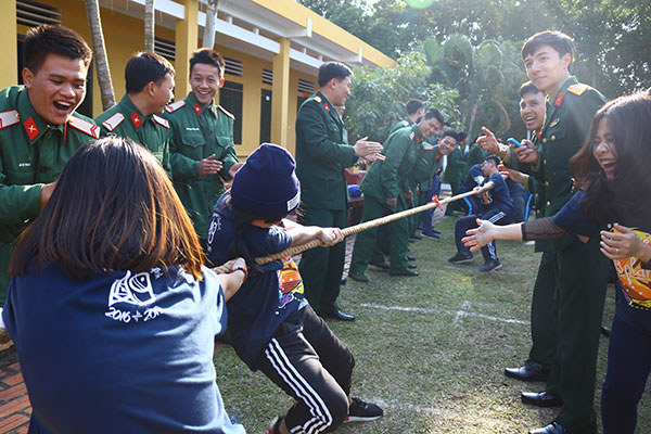 Giáo viên, học sinh tham quan, học tập, trải nghiệm môi trường quân ngũ