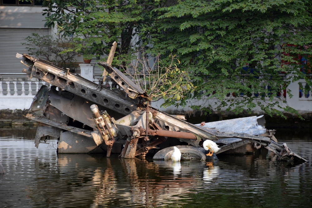 Ngoài xác máy bay B-52 được trưng bày tại các bảo tàng, ở hồ Hữu Tiệp, Ngọc Hà, Ba Đình (Hà Nội) còn lưu giữ một phần chiếc B-52 bị bắn rơi đêm 27-12-2017. Hồ Hữu Tiệp và xác máy bay B-52 đã được Nhà nước công nhận là Di tích lịch sử.