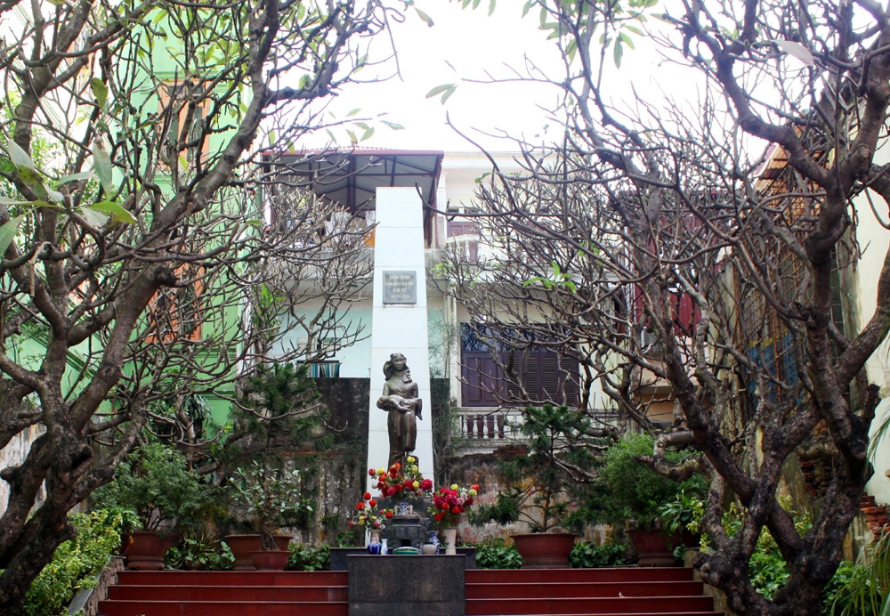 Đài tưởng niệm Khâm Thiên vẫn đang nhắc nhớ về những ngày đau thương vì bom đạn B-52 của Mỹ dội xuống Hà Nội nói chung, khu phố Khâm Thiên nói riêng.