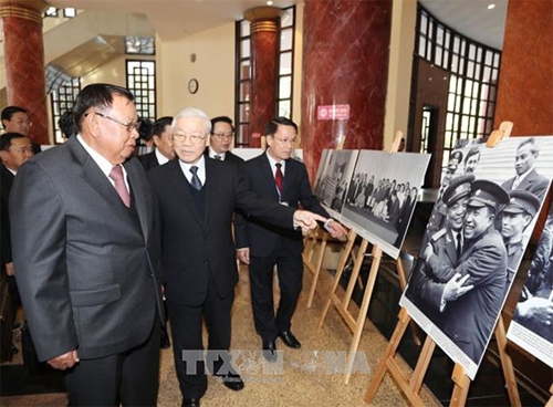 Tổng Bí thư Nguyễn Phú Trọng và Tổng Bí thư, Chủ tịch nước Lào Bounnhang Vorachith tham quan Triển lãm ảnh “Thắm tình đoàn kết đặc biệt Việt Nam - Lào”