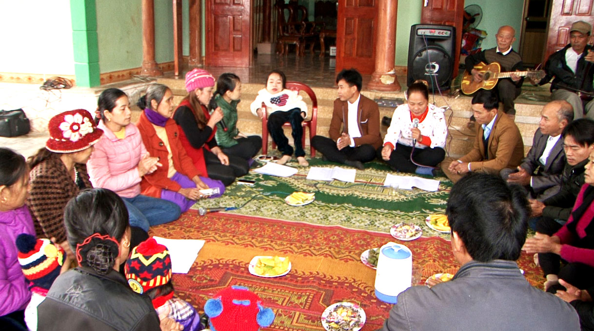 Người phụ nữ “da cam” say mê làn điệu dân ca