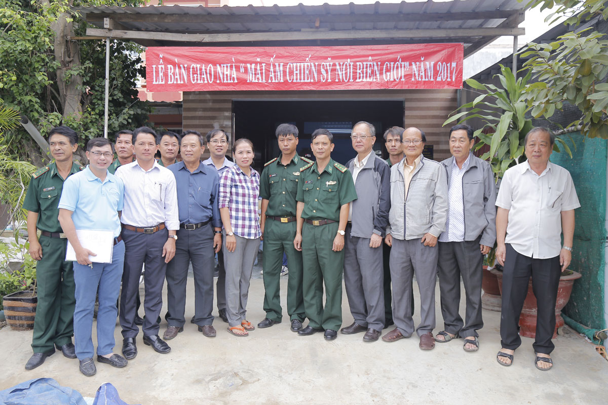 Bàn giao “Mái ấm chiến sĩ nơi biên giới”

