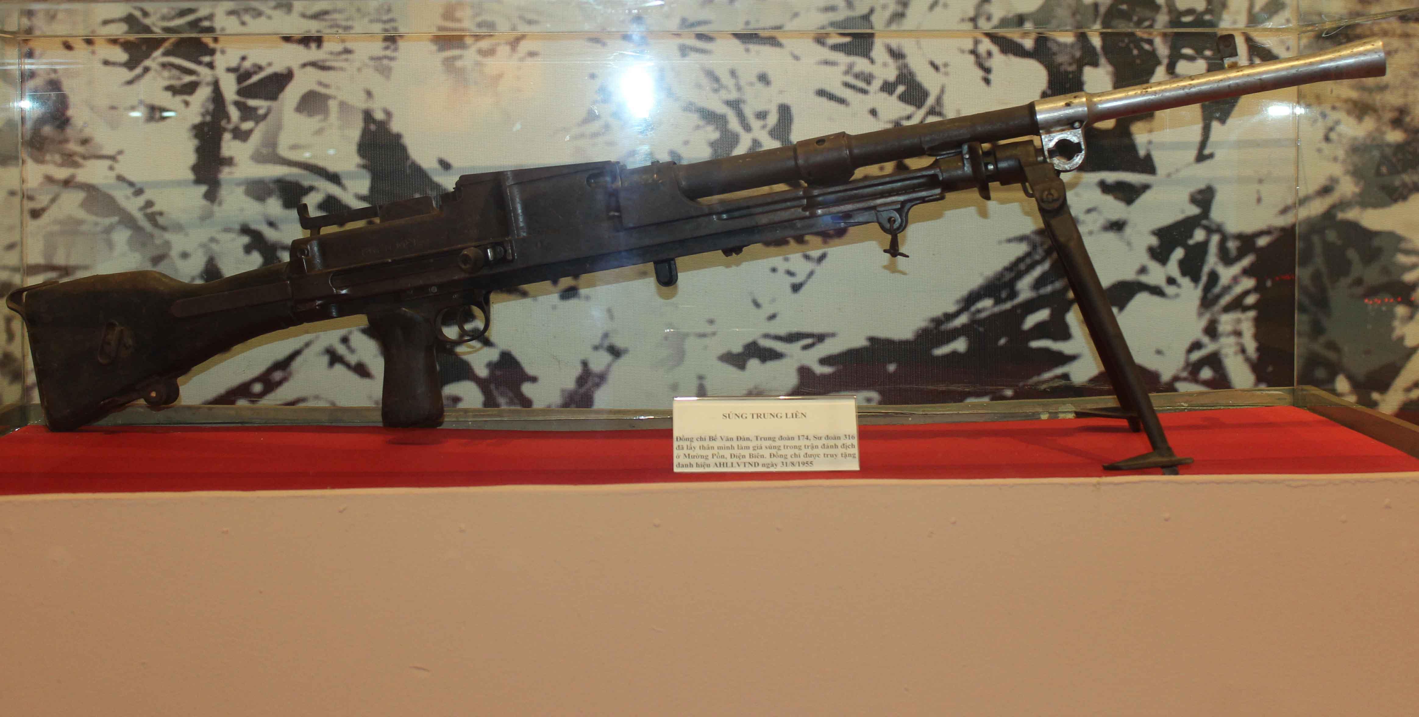 Chân súng còn gắn chặt trên vai