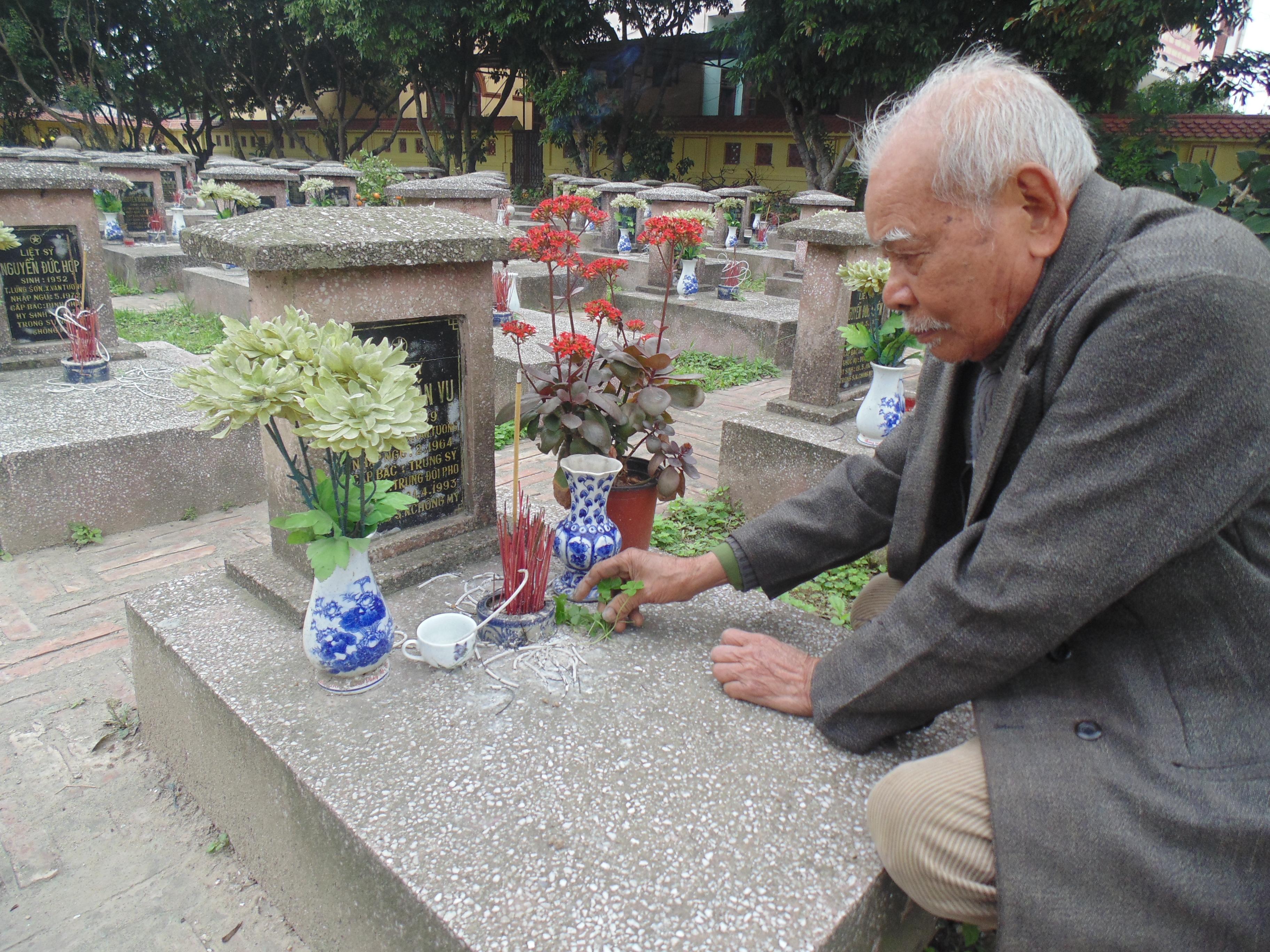 Cựu chiến binh tự nguyện chăm sóc phần mộ liệt sĩ