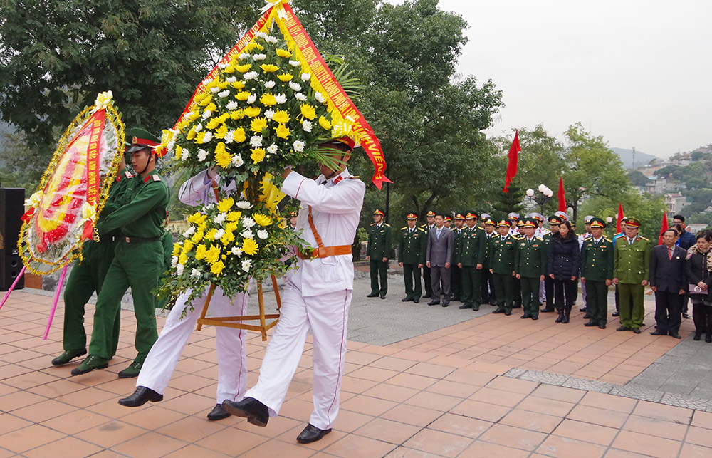  Dâng hoa, dâng hương tưởng niệm các anh hùng liệt sĩ