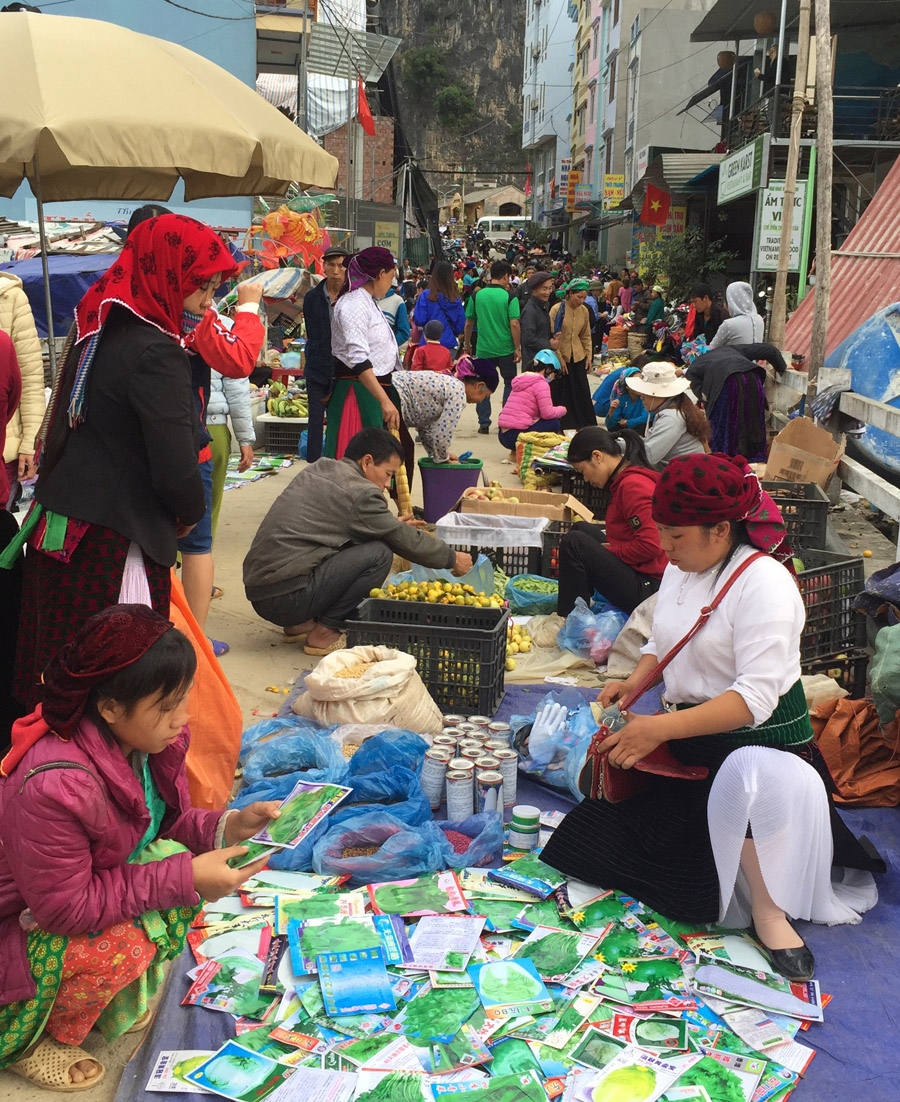 Những mặt hàng thông dụng của đồng bào tại chợ phiên.