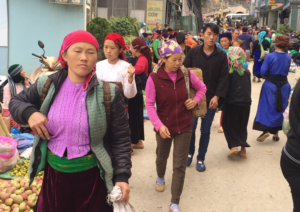 Mọi người hối hả, vui vẻ ra về với những món quà ưa thích mua được tại chợ phiên.