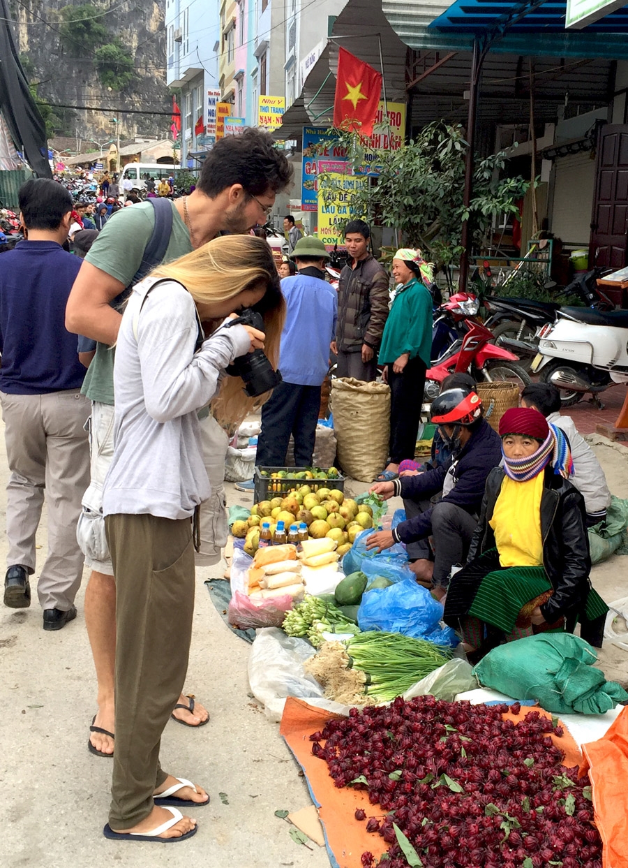 Du khách nước ngoài đến Đồng Văn say sưa ghi lại hình ảnh những đặc sản của vùng cao nguyên đá.