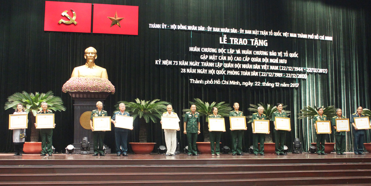 Trao tặng Huân chương Độc lập, Huân chương Bảo vệ Tổ quốc cho cán bộ cao cấp quân đội đã nghỉ hưu
