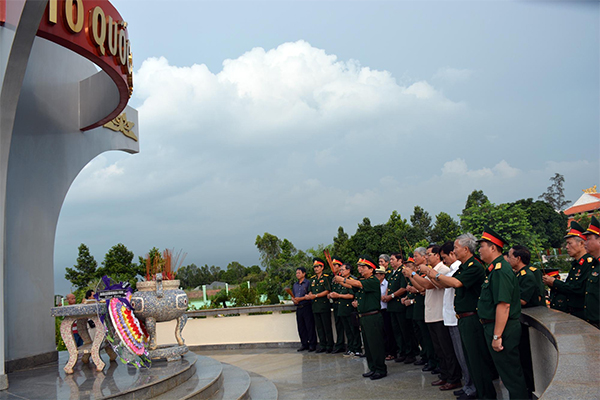 I- Cuộc đối thoại bên bức tường lở
