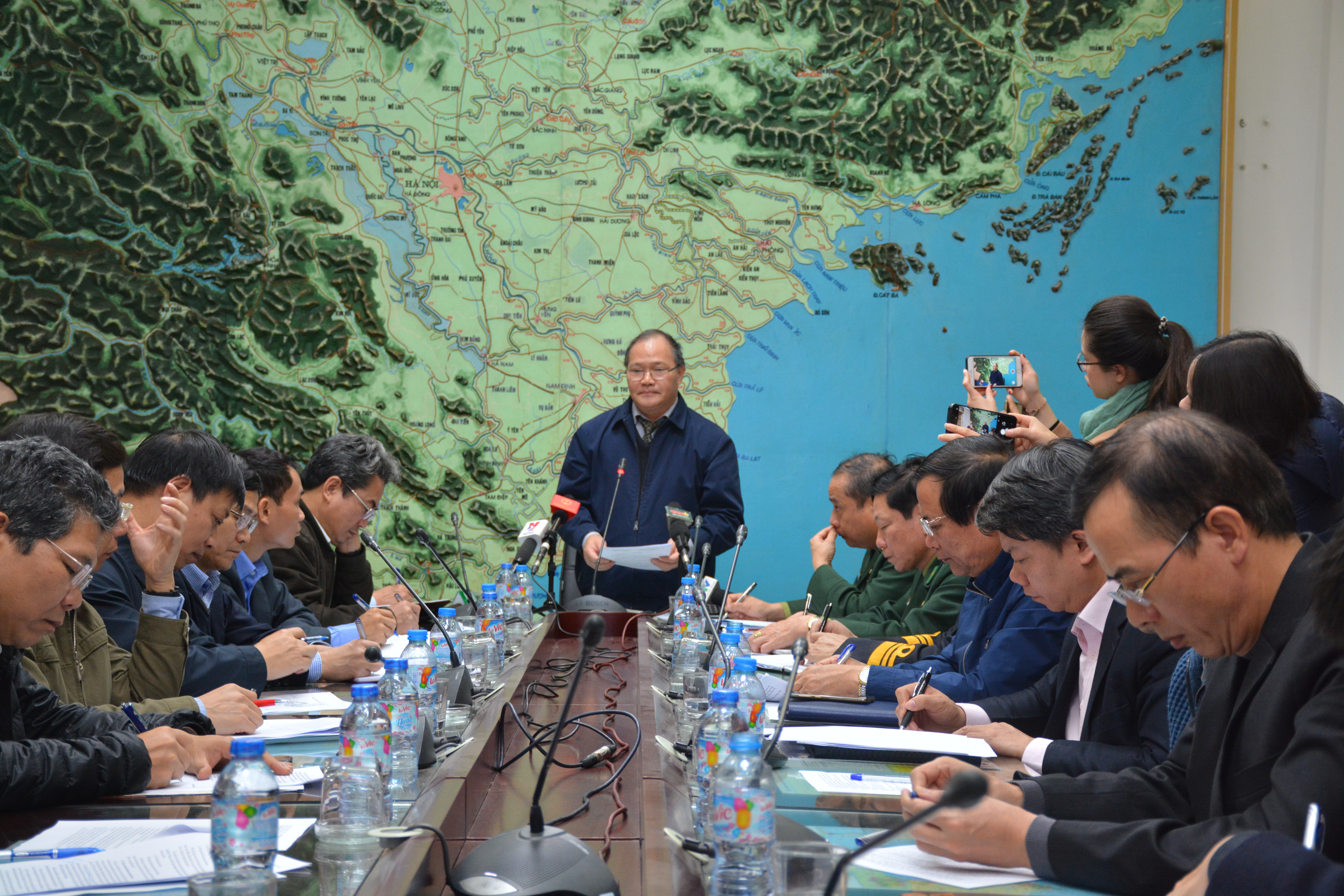 Sơ tán dân ở các vùng ven sông, cửa sông, kênh rạch đến nơi an toàn