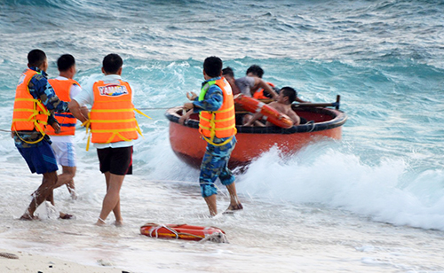 Bão số 16 gây mưa bão và sóng lớn ở Trường Sa